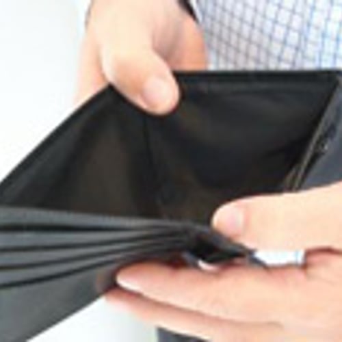 Consument houdt hand stevig op de knip