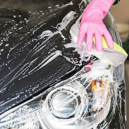 Autowassen met de hand verdwijnt uit straatbeeld