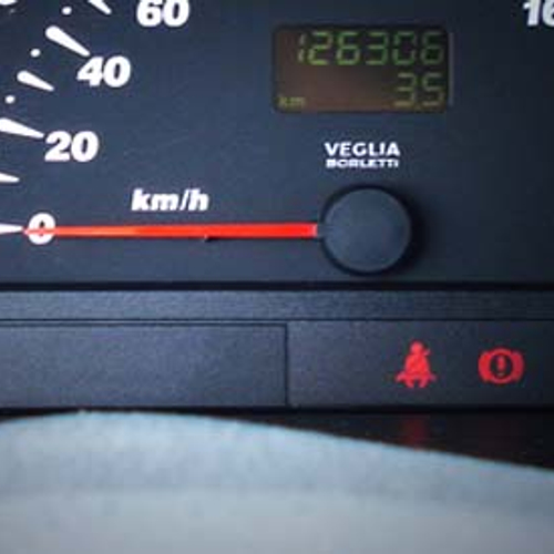 Automobilist kent waarschuwingslampjes niet