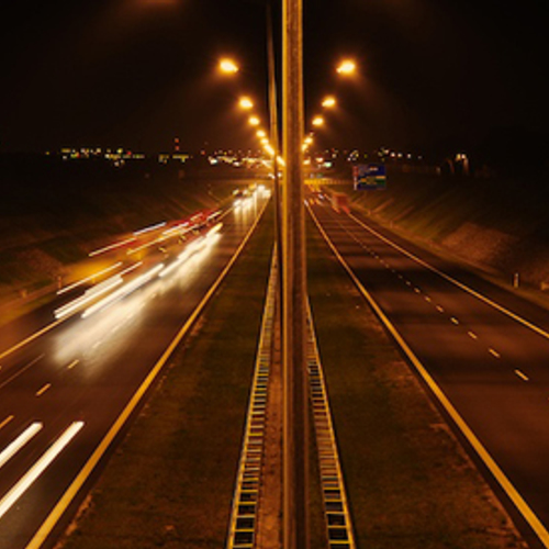 Donkere snelweg wel gevaarlijker