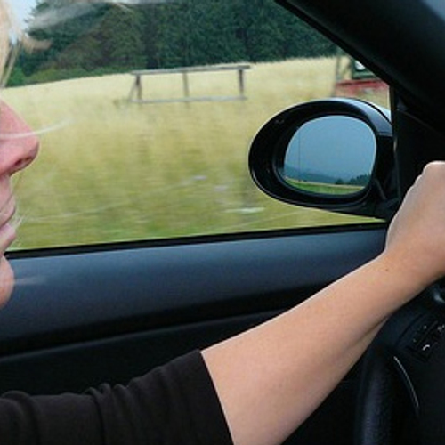 Vrouwen schatten eigen rijkunst lager in dan mannen