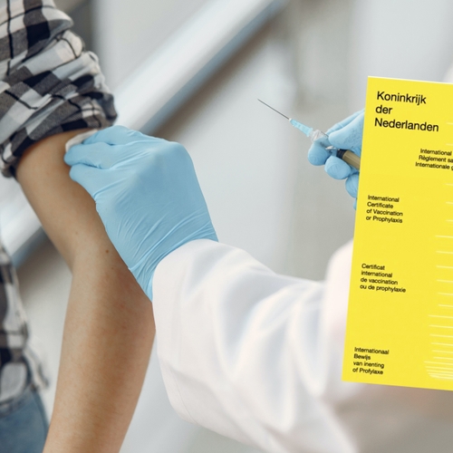 Ouderenbond wil dat gele boekje bewijs wordt voor coronavaccinatie