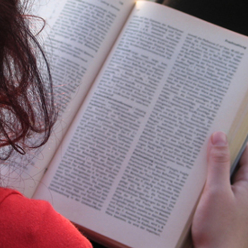 Schoolboekenleverancier verhaalt schulden ouders op jongeren