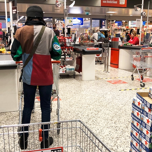 Drukte in supermarkten neemt toe, anderhalve meter in het geding