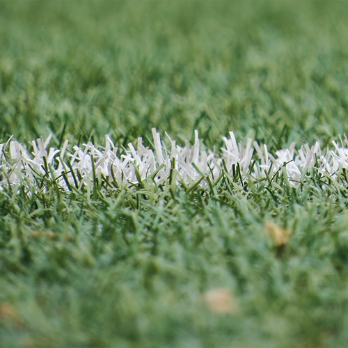 Bijna helft gemeenten gebruikt nog risicovolle rubberkorrels voor voetbalvelden