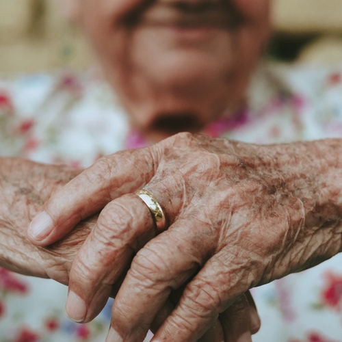 Senioren gaan op goed geluk naar priklocaties vanwege zorgen