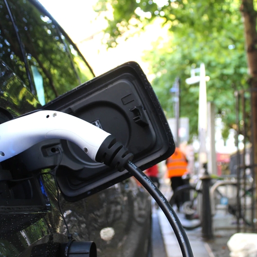 Afbeelding van Nederland koploper Europese Unie met oplaadpunten elektrische auto's