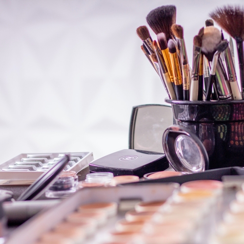 Nu kabinet versoepelt, stijgt de verkoop van make-up