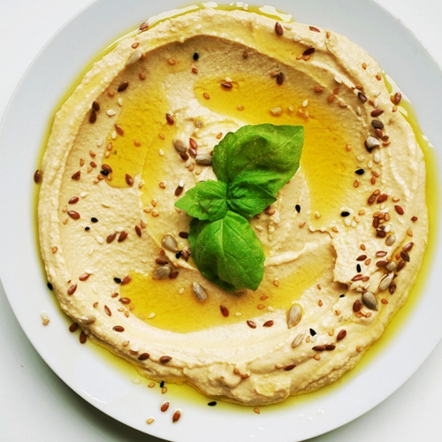 Hummus uit supermarkt 'niet altijd even gezond'