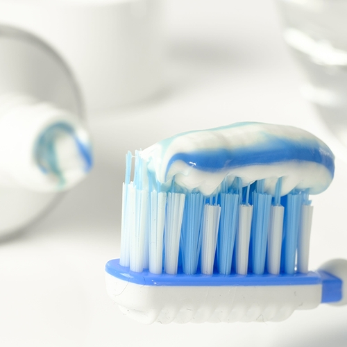 Poetsen met of zonder fluoride? Feiten en fabels over tandpasta op een rij