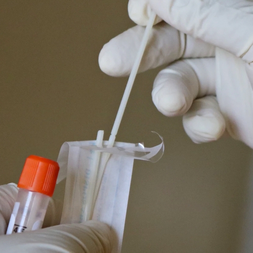 Zorgen over kosten en kwaliteit PCR-testen voor vakantie