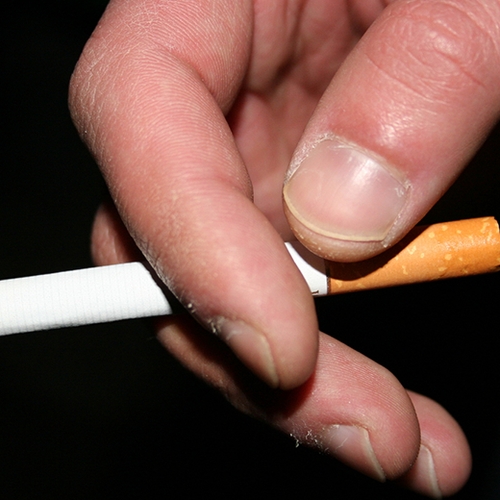 Stoptober van start: neutrale sigarettenpakjes en stations rookvrij