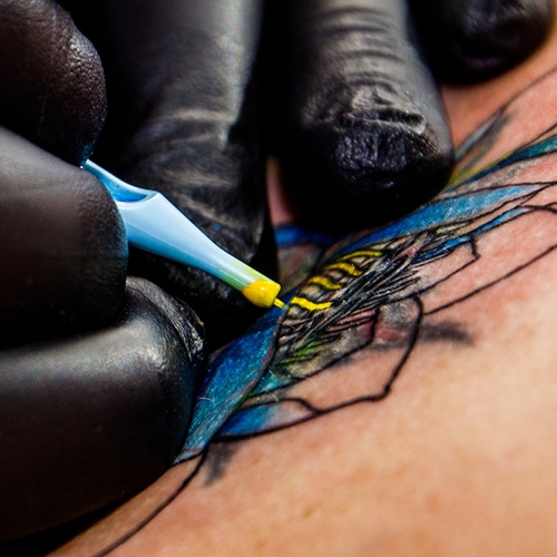 Oude groene en blauwe tatoeage-inkt vanaf woensdag verboden