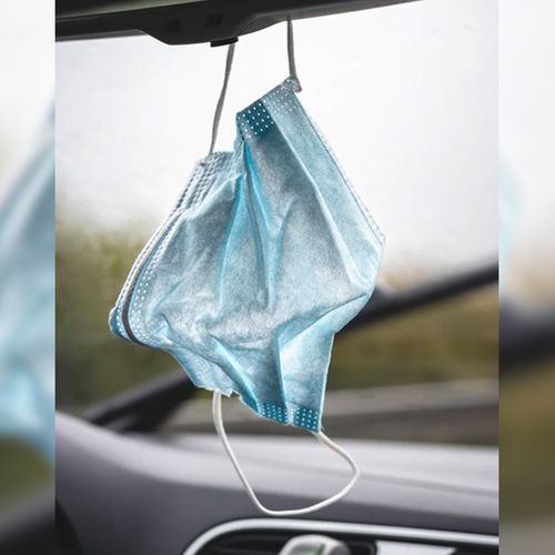 Afbeelding van 'Hang mondkapje niet op aan binnenspiegel auto'