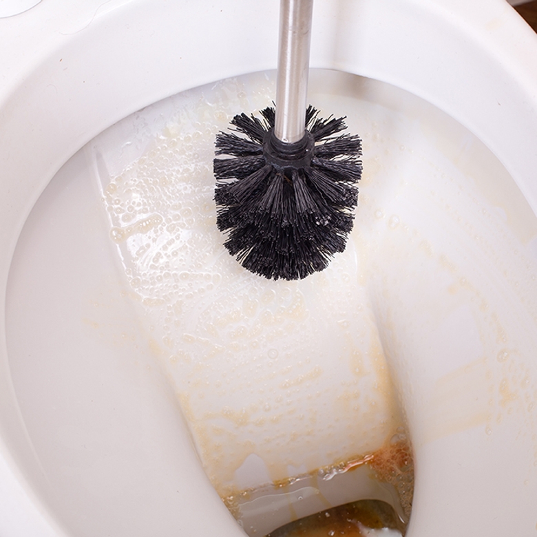 Afbeelding van Bruine aanslag in de toiletpot? Zó krijg je de wc-pot weer schoon
